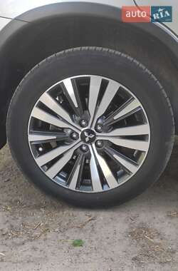 Внедорожник / Кроссовер Mitsubishi Outlander 2019 в 