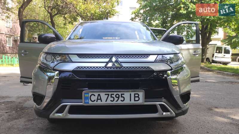 Внедорожник / Кроссовер Mitsubishi Outlander 2019 в Черкассах
