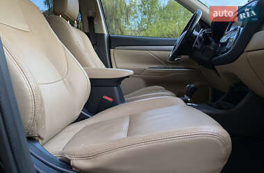 Позашляховик / Кросовер Mitsubishi Outlander 2013 в 