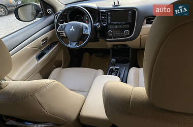 Позашляховик / Кросовер Mitsubishi Outlander 2013 в 