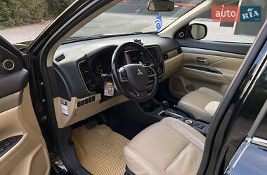 Позашляховик / Кросовер Mitsubishi Outlander 2013 в 