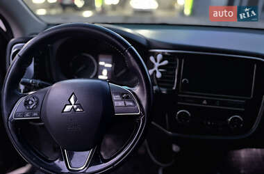 Внедорожник / Кроссовер Mitsubishi Outlander 2019 в 