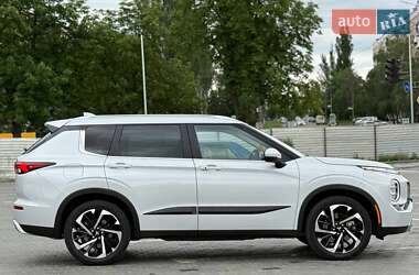 Позашляховик / Кросовер Mitsubishi Outlander 2022 в 