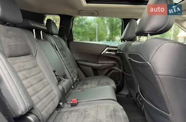 Позашляховик / Кросовер Mitsubishi Outlander 2022 в 