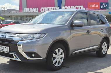 Позашляховик / Кросовер Mitsubishi Outlander 2021 в 