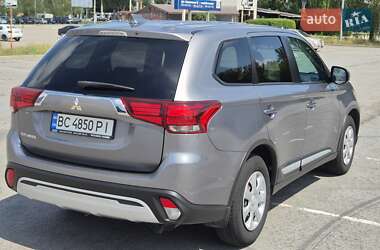 Позашляховик / Кросовер Mitsubishi Outlander 2021 в 