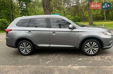 Внедорожник / Кроссовер Mitsubishi Outlander 2018 в 
