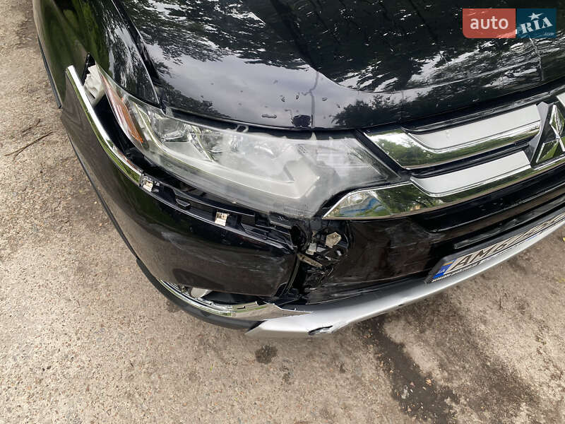 Позашляховик / Кросовер Mitsubishi Outlander 2016 в Озерному