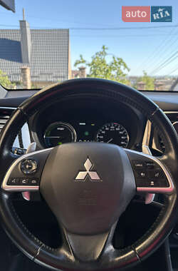 Внедорожник / Кроссовер Mitsubishi Outlander 2014 в 