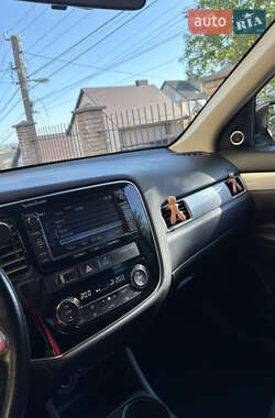 Внедорожник / Кроссовер Mitsubishi Outlander 2014 в 