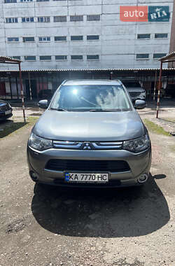 Позашляховик / Кросовер Mitsubishi Outlander 2013 в Києві
