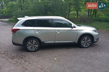Внедорожник / Кроссовер Mitsubishi Outlander 2021 в 