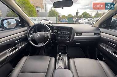 Внедорожник / Кроссовер Mitsubishi Outlander 2013 в 