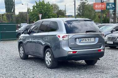 Внедорожник / Кроссовер Mitsubishi Outlander 2013 в 
