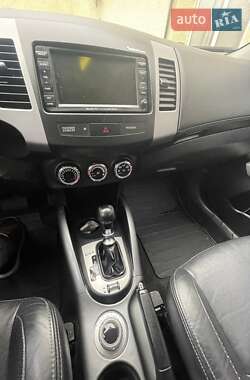 Внедорожник / Кроссовер Mitsubishi Outlander 2010 в 