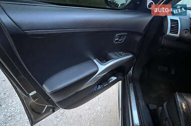 Внедорожник / Кроссовер Mitsubishi Outlander 2010 в 