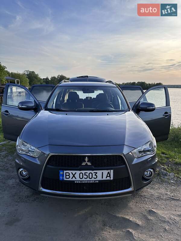 Внедорожник / Кроссовер Mitsubishi Outlander 2012 в 