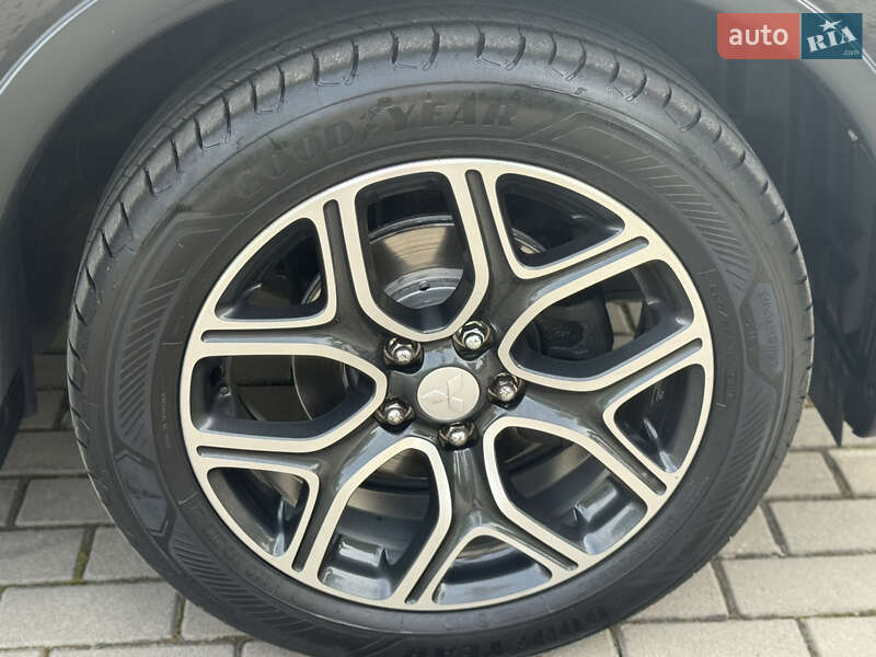 Внедорожник / Кроссовер Mitsubishi Outlander 2015 в Дрогобыче