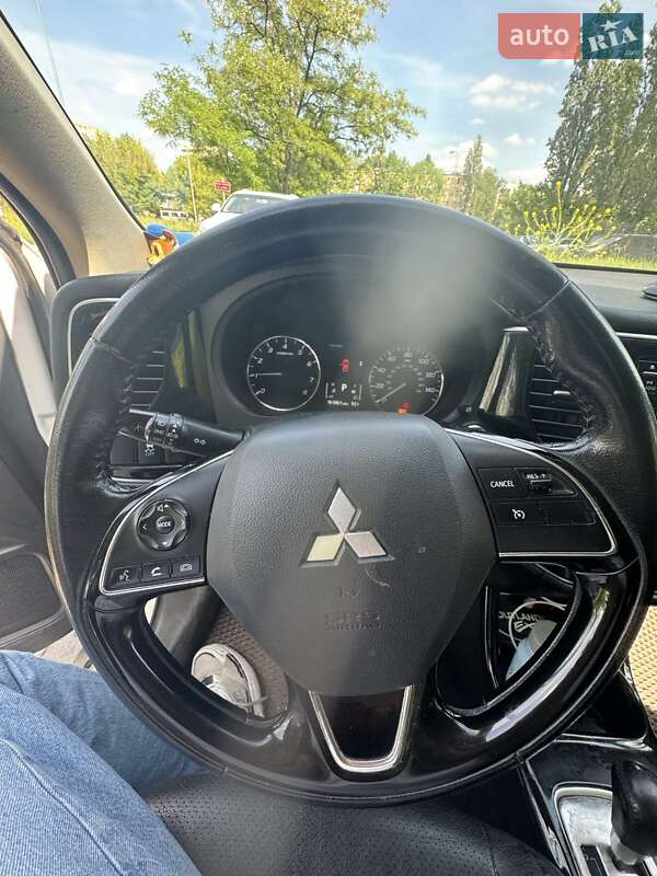 Внедорожник / Кроссовер Mitsubishi Outlander 2015 в Ужгороде