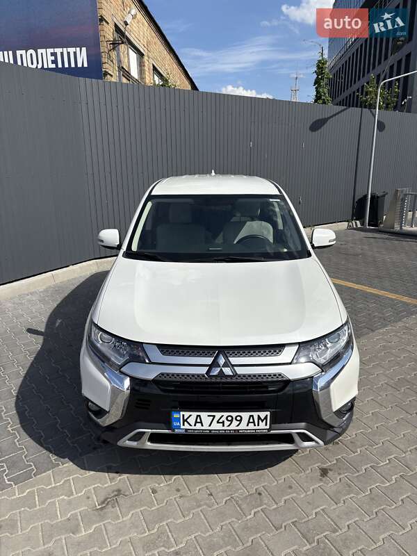 Внедорожник / Кроссовер Mitsubishi Outlander 2020 в Киеве
