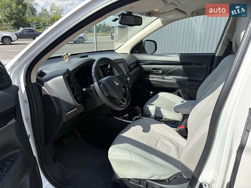 Внедорожник / Кроссовер Mitsubishi Outlander 2020 в Киеве