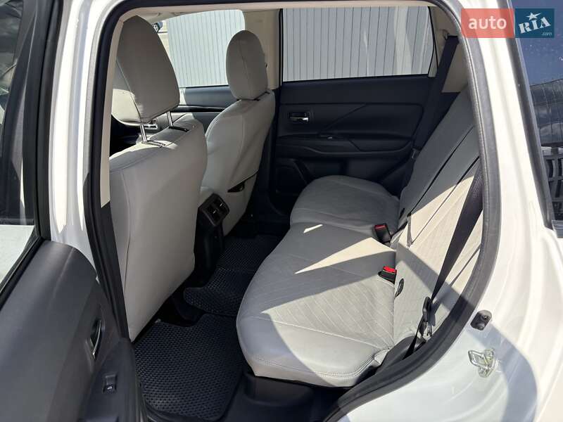 Внедорожник / Кроссовер Mitsubishi Outlander 2020 в Киеве