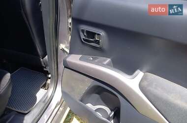 Внедорожник / Кроссовер Mitsubishi Outlander 2012 в 
