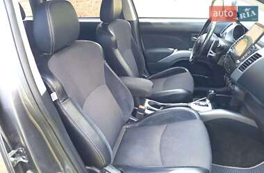 Внедорожник / Кроссовер Mitsubishi Outlander 2012 в 