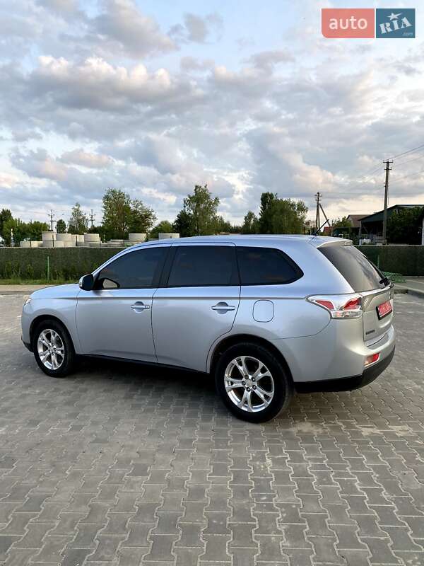 Позашляховик / Кросовер Mitsubishi Outlander 2014 в Вараші