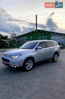 Внедорожник / Кроссовер Mitsubishi Outlander 2014 в Вараше