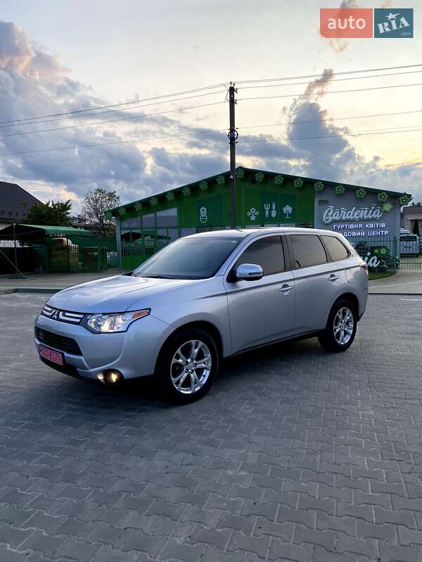 Позашляховик / Кросовер Mitsubishi Outlander 2014 в Вараші