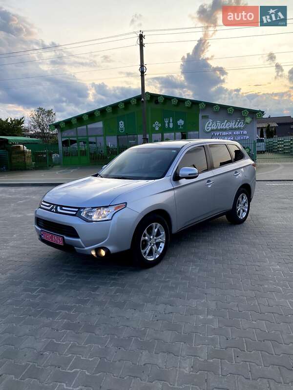 Позашляховик / Кросовер Mitsubishi Outlander 2014 в Вараші