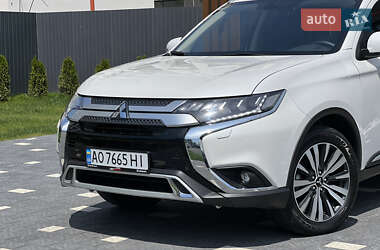 Внедорожник / Кроссовер Mitsubishi Outlander 2021 в 