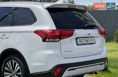 Внедорожник / Кроссовер Mitsubishi Outlander 2021 в 