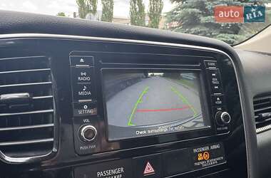 Позашляховик / Кросовер Mitsubishi Outlander 2017 в 