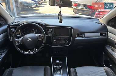 Позашляховик / Кросовер Mitsubishi Outlander 2017 в 