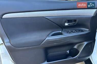 Позашляховик / Кросовер Mitsubishi Outlander 2017 в 