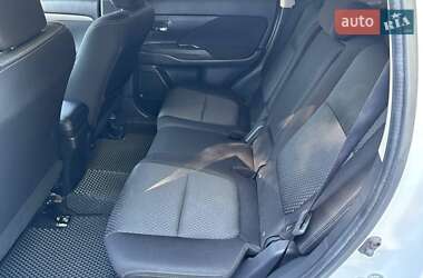 Позашляховик / Кросовер Mitsubishi Outlander 2017 в 