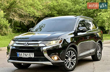 Внедорожник / Кроссовер Mitsubishi Outlander 2016 в 