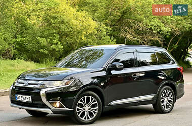 Внедорожник / Кроссовер Mitsubishi Outlander 2016 в 