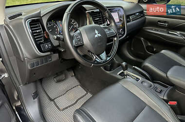 Внедорожник / Кроссовер Mitsubishi Outlander 2016 в 