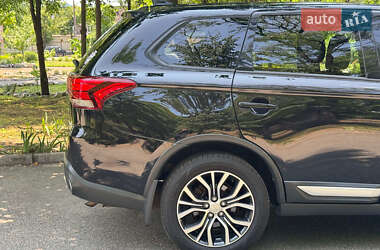 Позашляховик / Кросовер Mitsubishi Outlander 2018 в 