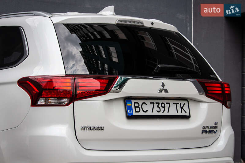 Внедорожник / Кроссовер Mitsubishi Outlander 2017 в Львове