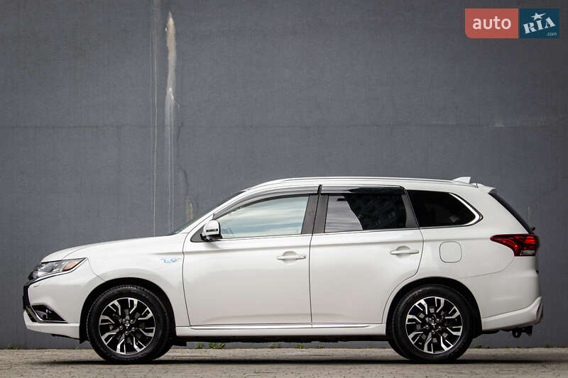 Внедорожник / Кроссовер Mitsubishi Outlander 2017 в Львове