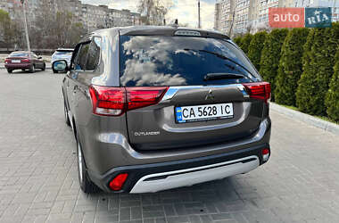 Позашляховик / Кросовер Mitsubishi Outlander 2020 в 