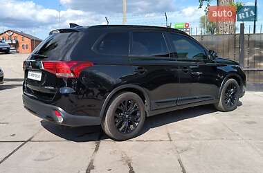 Позашляховик / Кросовер Mitsubishi Outlander 2018 в 