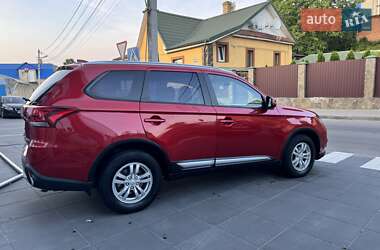 Позашляховик / Кросовер Mitsubishi Outlander 2017 в 
