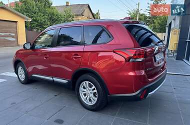 Позашляховик / Кросовер Mitsubishi Outlander 2017 в 