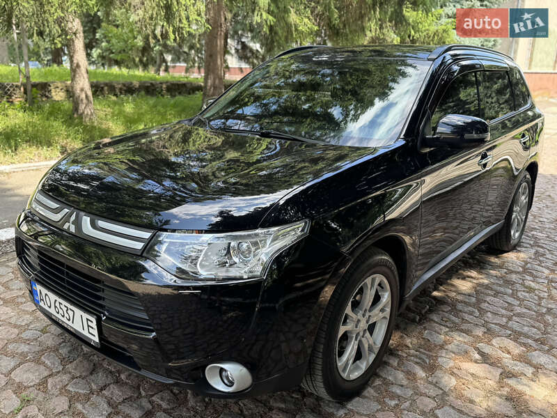 Внедорожник / Кроссовер Mitsubishi Outlander 2012 в 