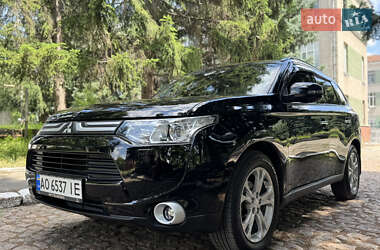 Внедорожник / Кроссовер Mitsubishi Outlander 2012 в 